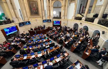 La propuesta habría permitido a congresistas cambiar de partido sin sanción, lo que generó fuertes críticas. Aunque fue impulsada por múltiples partidos, la votación respaldó su archivo por considerarla inconstitucional y oportunista. FOTO: JAVIER GONZÁLEZ PENAGOS
