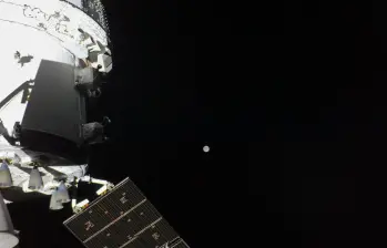 La cápsula Orion de la Nasa durante su trayectoria hacia la Luna en la misión Artemis II, la primera tripulada en rodear el satélite natural desde el programa Apolo. FOTO: Nasa/AFP