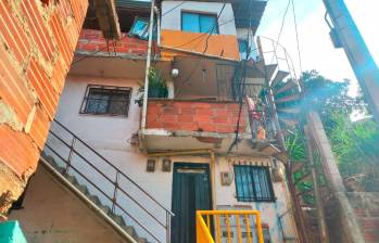 Dentro de esta vivienda, en el barrio Antonio Nariño, de Medellín, se produjo otro homicidio en medio de un caso de violencia intrafamiliar. FOTO: MAURICIO PALACIO