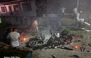 Así quedaron las motos que se encontraban estacionadas en las afueras de la estación de Policía de Briceño, Norte antioqueño. FOTO: CORTESÍA