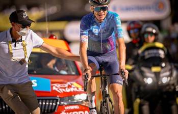Chris Froome, cuatro veces campeón del Tour de Francia, no tomó la partida en la etapa 18 del certamen, tras dar positivo para covid-19. FOTO: TOMADA DE TWITTER @IsraelPremTech