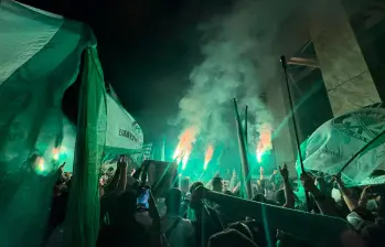 Cerca de 1.500 aficionados del cuadro verde se concentraron afuera del hotel de Nacional en Sao Paulo. FOTO: CORTESÍA EMILIANO ACOSTA