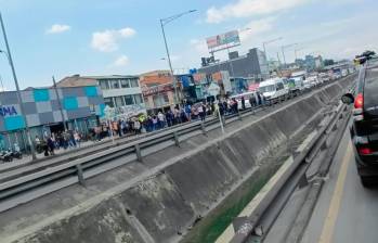 La aglomeración de personas en la sede de Audifarma en el norte de Bogotá generó problemas en el tránsito. FOTO @Rincon001A