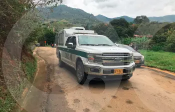 Los agentes de la Sijín de la Policía Metropolitana hicieron la inspección al cuerpo sin vida de esta persona, a la cual encontraron en varias bolsas en un corredor veredal. FOTO: LAURA ROSA JIMÉNEZ VALENCIA Los agentes de la Sijín de la Policía Metropolitana hicieron la inspección al cuerpo sin vida de esta persona, a la cual encontraron en varias bolsas en un corredor veredal. FOTO: LAURA ROSA JIMÉNEZ VALENCIA