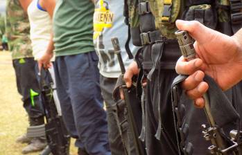 Los niños reclutados comienzan su entrenamiento con fusiles de madera, pero luego los instruyen en manejo de armas reales y explosivos. Algunos son llevados a campamentos en suelo venezolano. FOTO colprensa