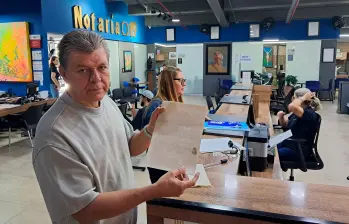 Diego Alonso Sánchez exhibe la carta que le envió Pablo Escobar en 1991, la cual creía perdida para siempre. Apareció en la librería La Anticuaria. FOTO: NELSON MATTA COLORADO.