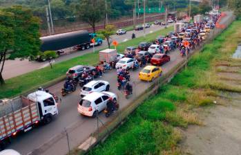 Estas son las congestiones que se registran en la mañana de este miércoles en la avenida Regional, en el barrio Caribe, por las obras que se ejecutan en este sector de la ciudad. FOTO: Manuel Saldarriafa