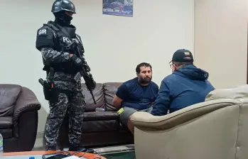 El ministro de Interior de Ecuador, John Reimberg, dialoga con alias “Fito”. FOTO: CORTESÍA Ministerio de Interior de Ecuador. 