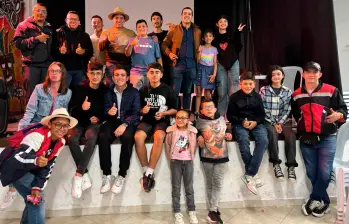 Estos son algunos integrantes de la Escuela de Trova de El Carmen de Viboral, que buscan viajar a Cuba. FOTO: CORRTESÍA