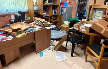 Así de desordenado quedó el salón a donde penetraron los ladrones en la escuela El Romeral, de Guarne. FOTO: CORTESÍA