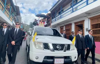 El desfile se realizó por las calles principales del pueblo a bordo de una camioneta y custodiado por guardaespaldas. FOTOS: TOMADAS DE FACEBOOK