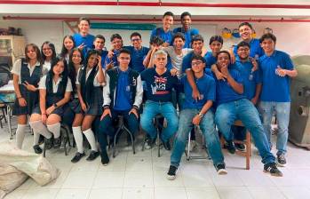 El profesor Octavio Navales, rodeado de sus alumnos del colegio Pascual Bravo. FOTO CORTESÍA 