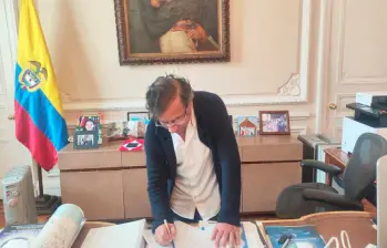 Gustavo Petro firmó el decreto para convocar una consulta popular. FOTO PRESIDENCIA. 