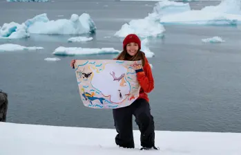 Bandera de niños de colegio de Colombia en la Antártida, en colaboración con APECS Colombia. FOTO cortesía James Bradley y APECS