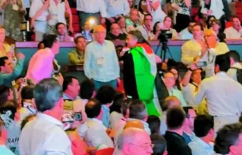 Daniel Quintero interrumpió el foro de la Andi para mostrar una bandera de Palestina y el auditorio en pleno lo sacó gritándole “ladrón, ladrón”. FOTO captura de video 