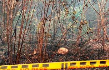 Así encontraron los bomberos los restos óseos en medio del incendio registrado en el sector Amazonía, de Bello. FOTO: CORTESÍA MI BELLO ES BELLO