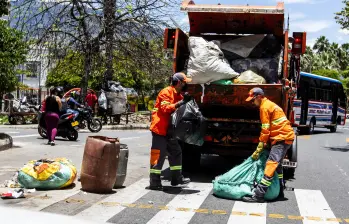 Operarios de Emvarias realizan una jornada de recolección de basuras en Medellín. Foto: Julio César Herrera Echeverri.