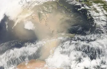 Las líneas negras se han dibujado en la imagen para distinguir la zona de la Tierra en la que tuvo injerencia esta tormenta, por que el polvo es tan denso que impide ver la superficie terrestre debajo. FOTO Cortesía Nasa
