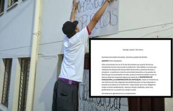 Estudiante de Ituango fijando carteles en su colegio.FOTO: Imagen tomada de la cuenta en Facebook del Informativo Digital Heraldo del Norte