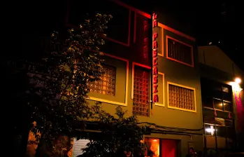 La Pascasia, en el centro de Medellín, se ha convertido en un refugio de artistas. En el viejo edificio sobre la calle Bomboná hay una librería, una tienda de discos, una tienda de diseño, restaurante y un gran salón para bailar como manda la tradición. 