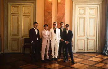 La banda bogotana presenta en el Teatro Metropolitano su etapa más desnuda: menos efectos, más espacio y canciones conocidas que suenan como nuevas. FOTO: Cortesía Diamante Eléctrico