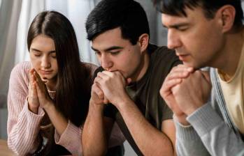 Durante la noche del 31 de diciembre, familias se reúnen para compartir un momento de oración que acompaña el cambio de año y refuerza los lazos de fe y comunidad. FOTO: Freepik. 