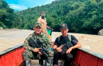 Alias Kevin (de camuflado) llevaba 16 años al servicio de los grupos armados ilegales. FOTO CORTESÍA 