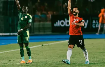 El delantero snegalés Sadio Mané y el extremo egipcio Mohamed Salah se enfrenarán en una de las semifinales del torneo africano. Foto: tomada del x de @CAF_Online