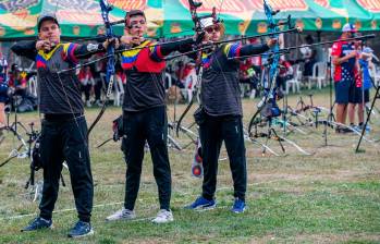 Colombia ya tiene 48 cupos para las olimpíadas de París los últimos en lograr su clasificación fue el equipo masculino de tiro con arco compuesto por Santiago Arcila, Jorge Enríquez, Andrés Hernández. Foto: Esneyder Gutiérrez