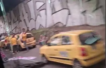 Los taxistas bloquean con sus vehículos y con llantas la vía, dando paso intermitente a un solo carril. FOTO: TOMADA DE VIDEO Los taxistas bloquean con sus vehículos y con llantas la vía, dando paso intermitente a un solo carril. FOTO: TOMADA DE VIDEO