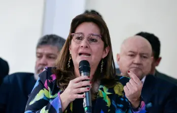 Las intimidaciones llegaron al teléfono de Ángela María Buitrago: “Me han llegado esos WhatsApp a mí directamente en donde me amenazaba de que yo iba a ser responsable de la ruptura del proceso de paz”. FOTO Colprensa