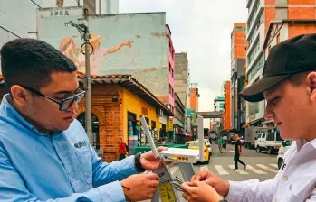 Sebastián Giraldo y Jorge Andrés Duque fueron los creadores de Lannet, la empresa de internet ideada en El Hueco para mejorar el servicio para los establecimientos comerciales de la zona. FOTO MANUEL SALDARRIAGA