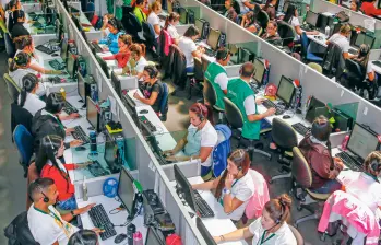 Call centers, áreas administrativas y servicios financieros están entre los más expuestos a reemplazos por IA, advierten expertos. FOTO Manuel Saldarriaga