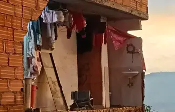 El colapso de este muro en el barrio Manrique Las Granjas provocó la muerte del niño Sebastián Jesús Valencia Valencia, de 5 años. FOTO: CORTESÍA