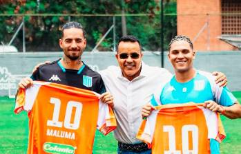En la imagen aparecen Maluma y Juan Fernado Quintero junto al presidente del Envigado, Ramiro Ruiz. FOTO ENVIGADO FC