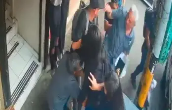 Los ladrones rodean a su víctima y en segundos lo despojan de sus pertenencias. FOTO IMAGEN CAPTADA DE CÁMARAS