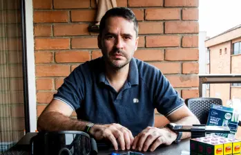 Felipe Betancur y algunos de sus inventos, entre ellos, el “mouse para pie” que tiene como base un cucharón plástico de cocina. FOTO Julio César Herrera.