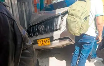La camioneta recibió al menos catorce disparos y terminó estrellada en una acera. Sus ocupantes resultaron ilesos. FOTO: CORTESÍA