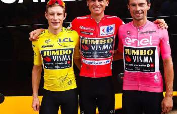 En la imagen se ven los ciclistas Jonas Vingegaard (amarillo), Sepp Kuss (rojo) y Primoz Roglic (rosado), con la camiseta del Visma. Todos competirán en la ronda del País Vasco. FOTO: TOMADA DEL INSTAGRAM DE @teamvisma_leaseabike