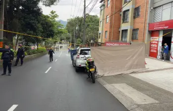 Los agentes del CTI de la Fiscalía avanzan en las labores judiciales para esclarecer el asesinato de Henry Ocampo Suaza, de 55 años, en Envigado. FOTO: Cortesía