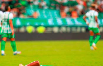La impotencia que muestra esta imagen de Alfredo Morelos es la que siente hoy el hincha verde con el nivel del equipo. FOTO CAMILO SUÁREZ