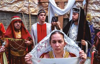 Algunos de los actores que interpretan a los villanos en los Tribunales de Semana Santa de Amagá. FOTOS MANUEL SALDARRIAGA
