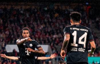 Olise señalando a Luis Díaz después de que este le diera una asistencia para su anotación. FOTO @FCBayernEN Olise señalando a Luis Díaz después de que este le diera una asistencia para su anotación. FOTO @FCBayernEN