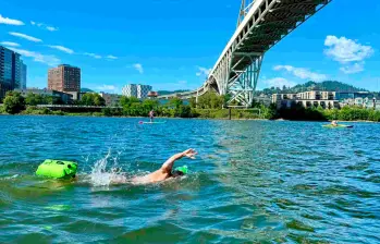 Este es uno de los momentos en la competencia de Jorge Iván Agudelo, quien pasa por uno de los 12 puentes que tenía el recorrido. FOTO CORTESÍA 