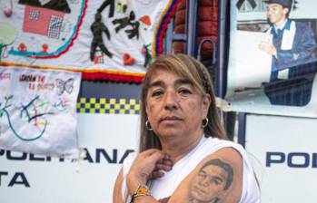 Beatriz Méndez, con los zapatos de su hijo y un tatuaje de su rostro, en la plaza de Bolívar durante el acto de excusas públicas el pasado 3 de octubre. Foto: Cortesía Paula Dpablos.