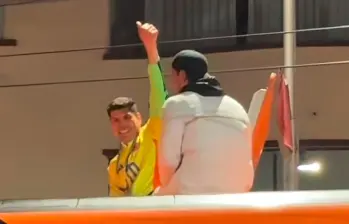 El portero boliviano Carlos Lampe, portando la camiseta de James Rodríguez durante la celebración de su selección. FOTO TOMADA DE X