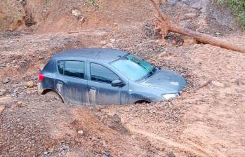 Un vehículo quedó atrapado en el derrumbe esta mañana en la vía Concordia- Betulia, sector El Basurero. FOTO CORTESÍA