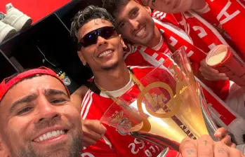 Otamendi, en una Selfie, junto a Richard Ríos y otros compañeros del Benfica. FOTO TOMADA DE X