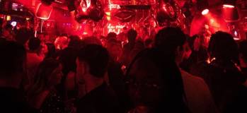 Medellín está ubicada en la 6 Av. Marceau en París, Francia. FOTO: @monamour_ofc en Instagram