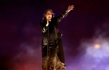 Ozzy Osbourne pasó a la historia del rock no solo por su música, sino también por morder un murciélago en pleno escenario en 1982, creyendo que era de utilería. FOTO Getty 